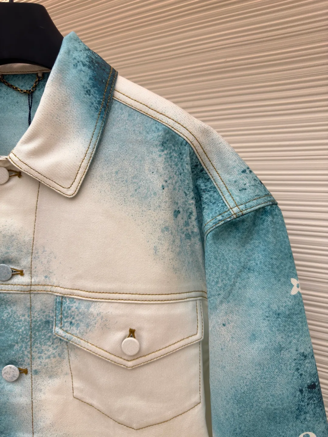 LOUIS VUITTON ink painting jacket ●Authentic product: Purchased and developed for 16900 ●Item number: 1680413-B90 ●Fabric: denim fabric ●Technology: made of semi-bleached fabric ●Version: loose version ●Weight: about 820 grams ●Size: 44-46-48-50 ●Description: The fabric is made of 7s*7s cotton twill gauze. Use semi-bleached fabric as the base, purchase Y version, scan the flower position and draw the print with PS, position the flower on the piece of cloth, add a red edge to the outer circle of the piece, accurately cut the piece with laser burning of the finished printed fabric, active digital direct-injection printing, white background water Ink painting gradient hollow letter effect, white gold aluminum alloy chain hanging from the genuine leather ears on the back collar, flat suede suede + hardware logo embossed leather plate on the back, and I-shaped buckles all made of gradient color cloth to match the color of the body part. The overall wiring is straight and delicate, the fabric is comfortable and soft, and the color is consistent without color difference. It can be matched with the same style to create a fashionable look and control various occasions. Customized accessories, complete with three standards, same style for men and women!
